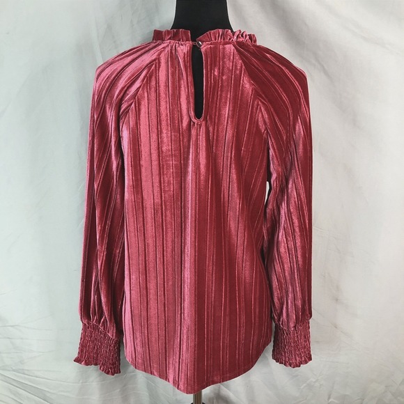 CABLE & GAUGE Sie Medium Ribbed Velvet Smocked Cuff Long Sleeve Keyhole Blouse - Picture 7 of 10